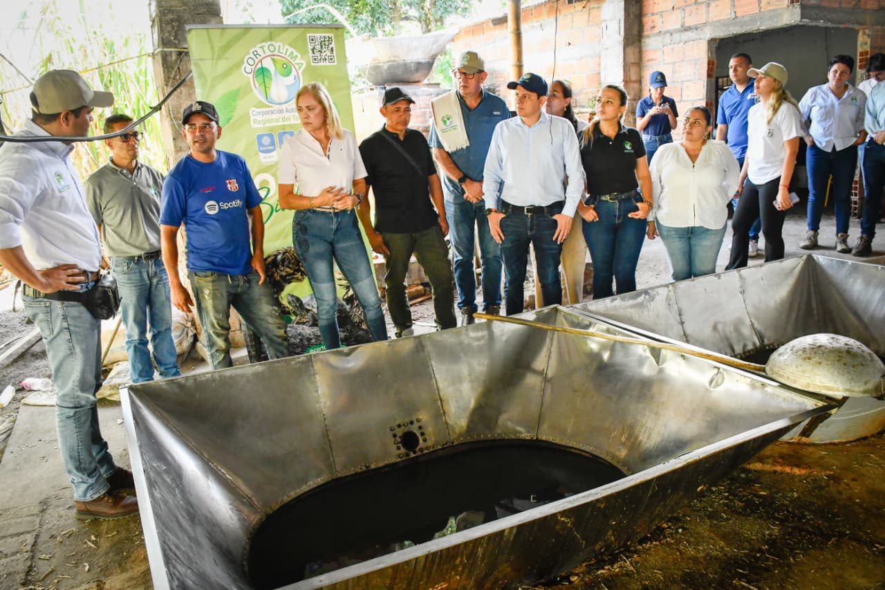 Paneleros de Mariquita reducen tala y consumo de leña con hornillas entregadas por Cortolima