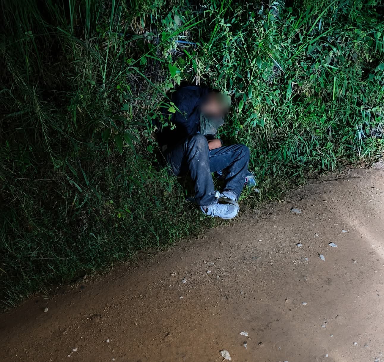 Preocupación en San Pablo por hallazgo de joven tendido a un costado de la vía