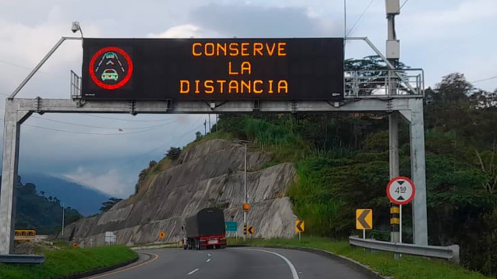Freno al transporte pesado en puentes festivos en Colombia