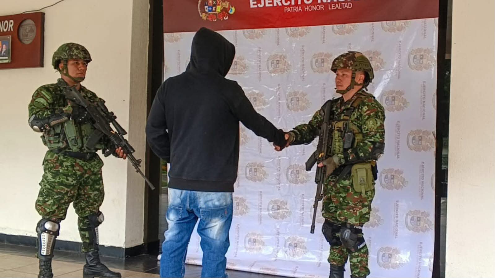 Presunto integrante de disidencias se entrega al Ejército en el Tolima