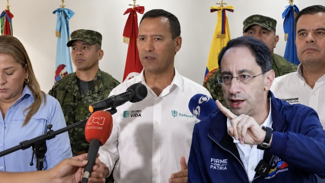 Mindefensa arremete contra Restrepo por contratos militares