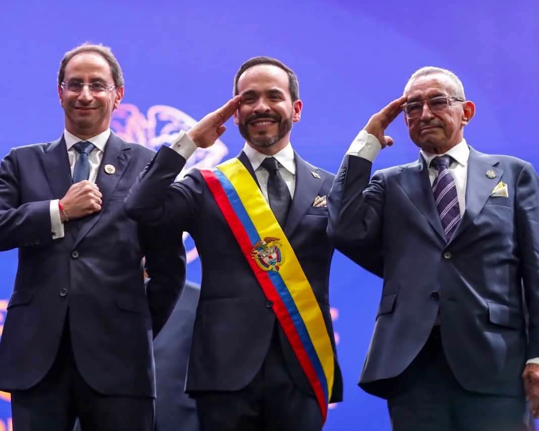 De La Espriella asume la Presidencia junto a su esposa