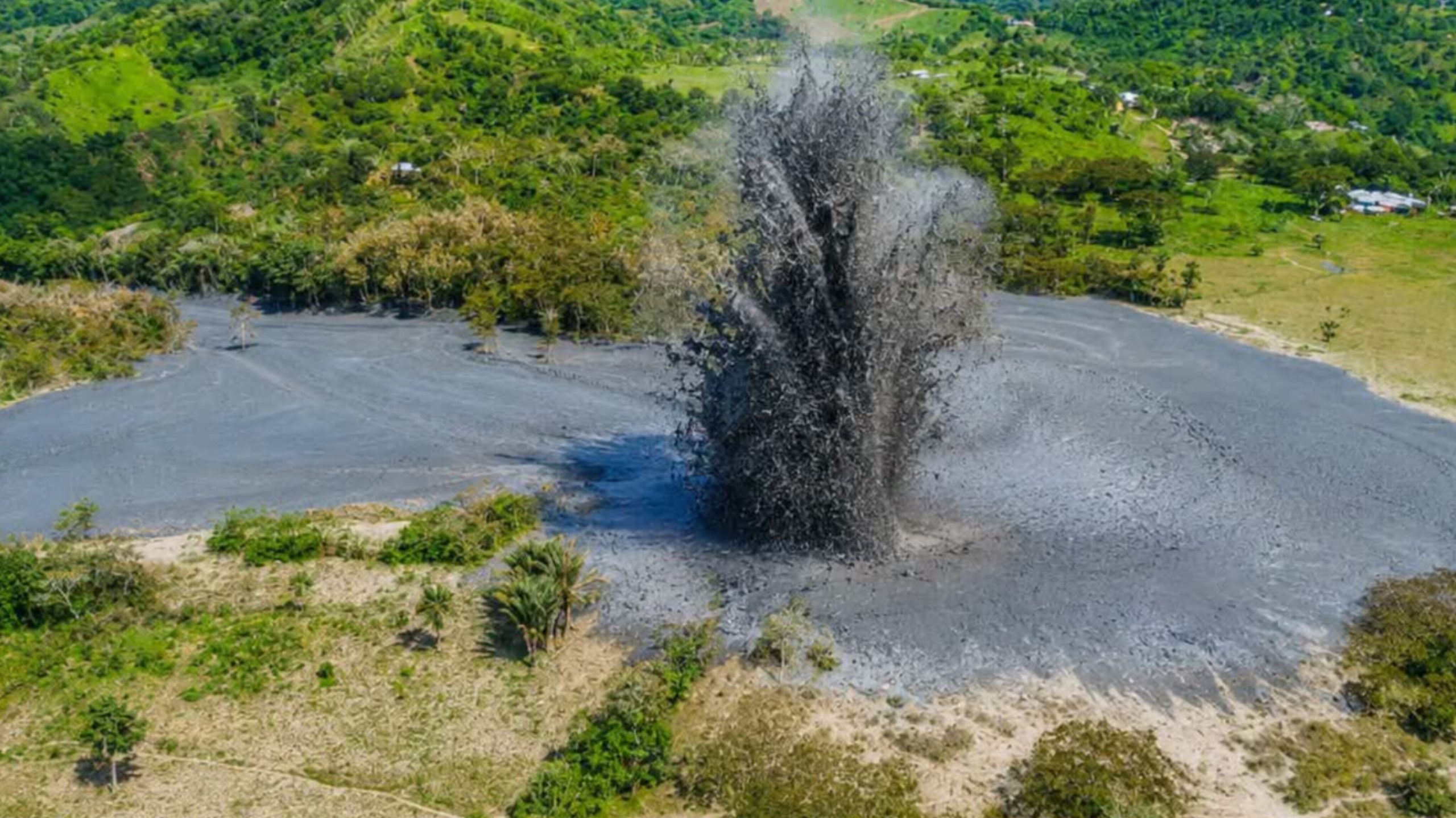 Volcán de lodo entra en erupción y activa emergencia en Alto Mulato, Urabá