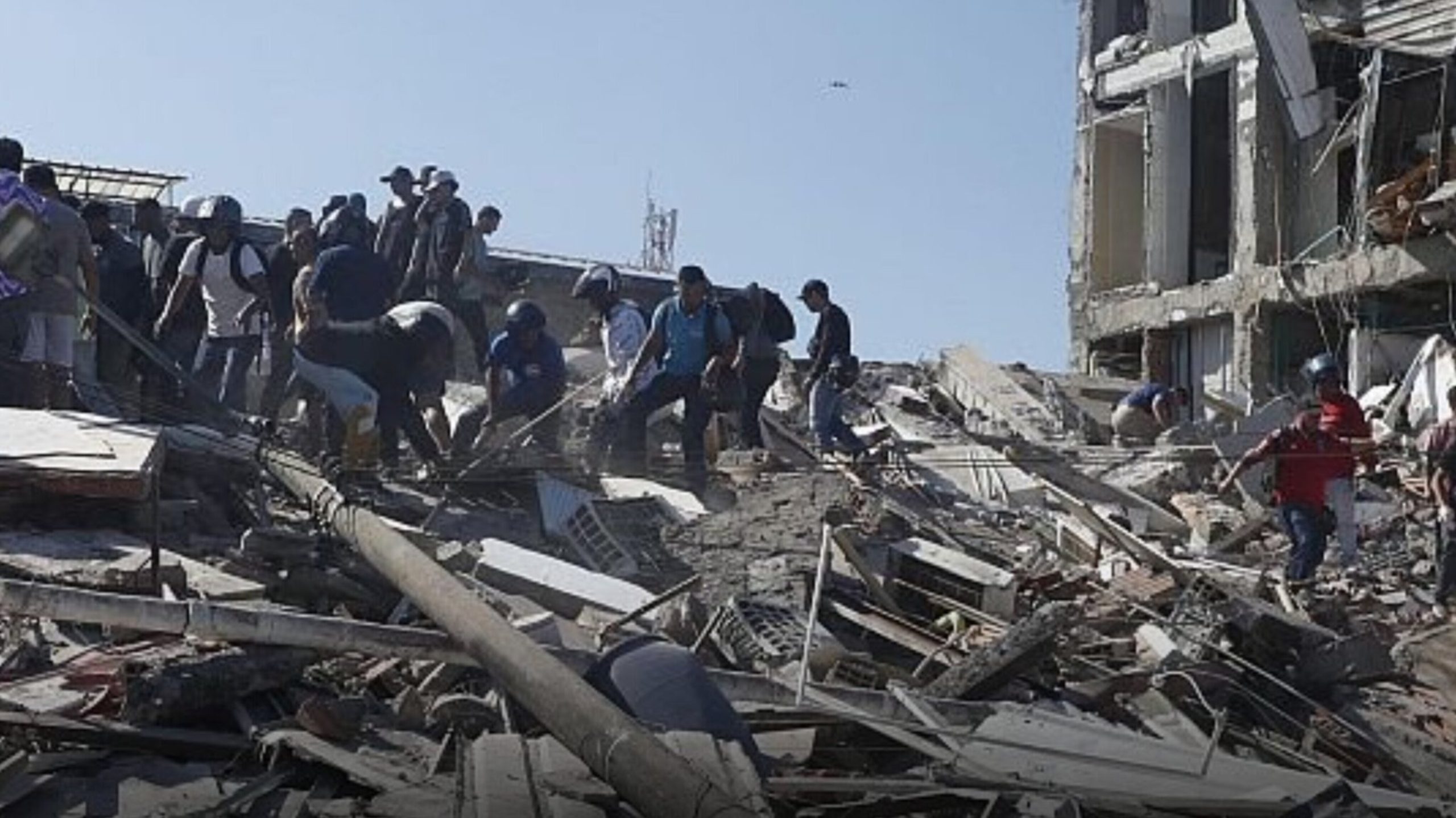 Medicina Legal identifica 43 víctimas entre 165 cuerpos recibidos tras el terremoto