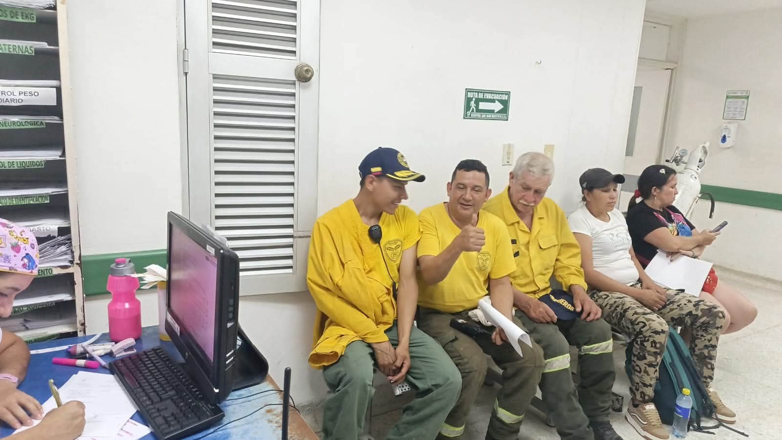 Bomberos de Chaparral reciben atención tras combatir incendios