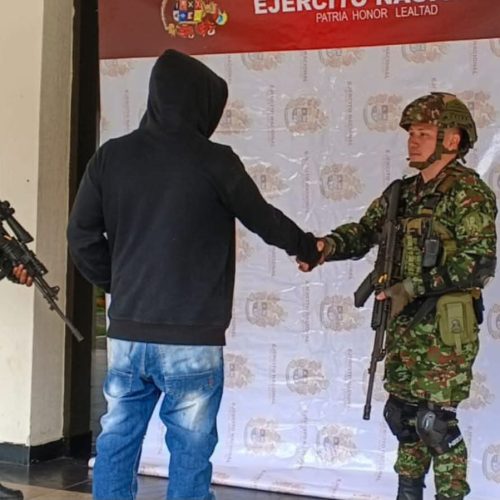 Presunto integrante de disidencias se entrega al Ejército en el Tolima
