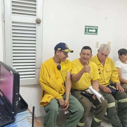 Bomberos de Chaparral reciben atención tras combatir incendios