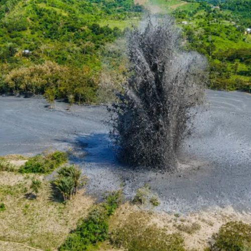Volcán de lodo entra en erupción y activa emergencia en Alto Mulato, Urabá