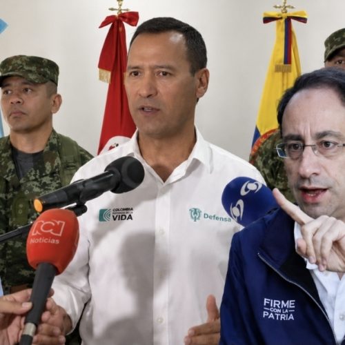 Mindefensa arremete contra Restrepo por contratos militares