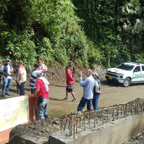 Bloqueo en la Vía Planadas-Ataco: Un Grito de Justicia por el Incumplimiento de Pagos
